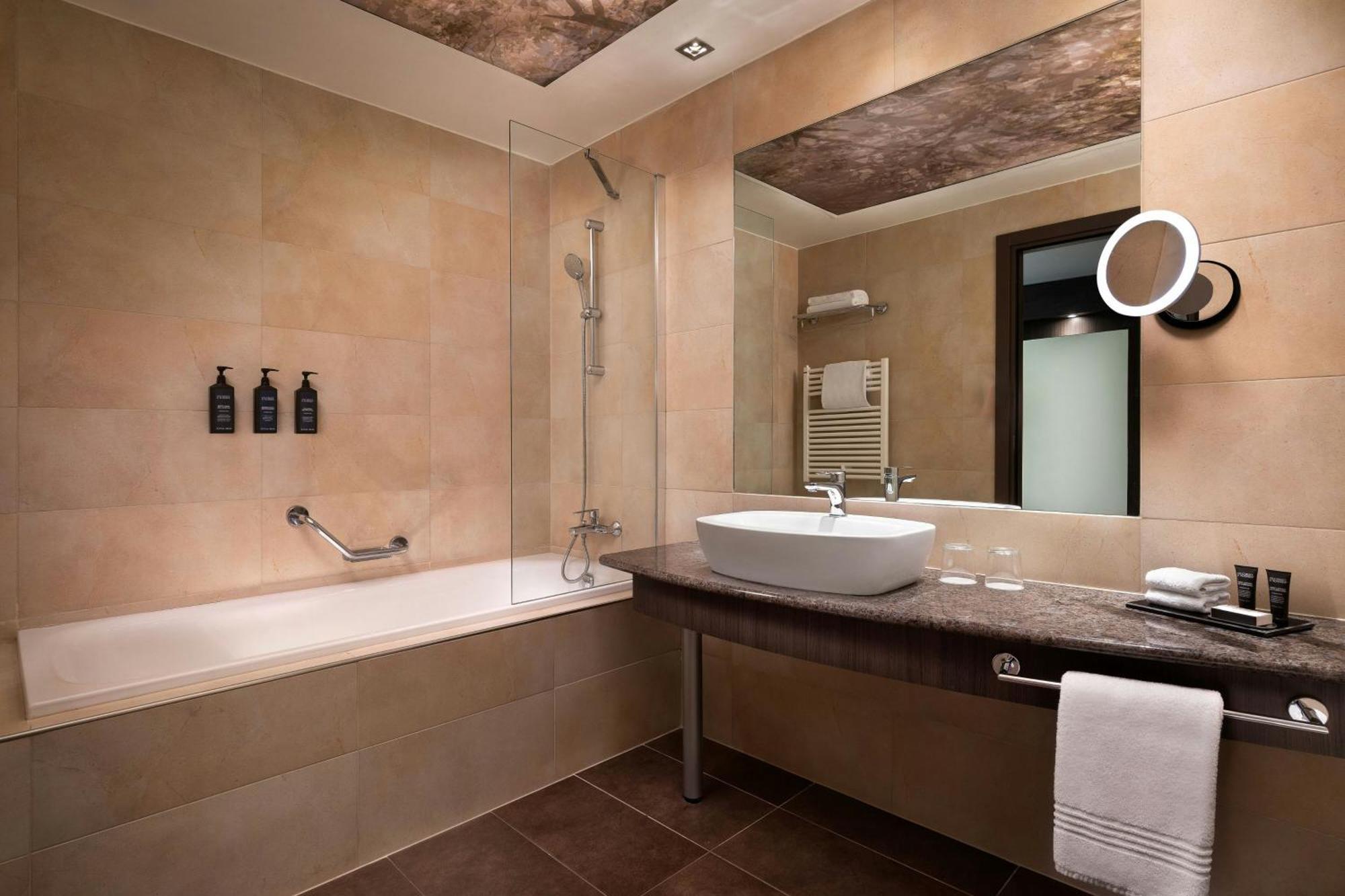 Sheraton Milan Malpensa Airport Hotel & Conference Centre Ferno Esterno foto