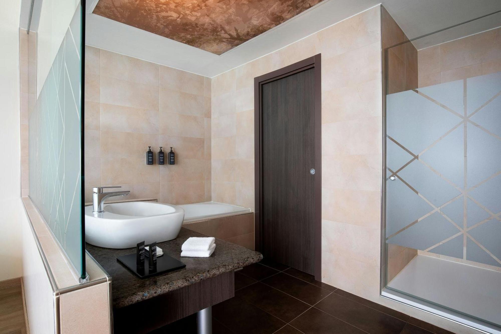 Sheraton Milan Malpensa Airport Hotel & Conference Centre Ferno Esterno foto