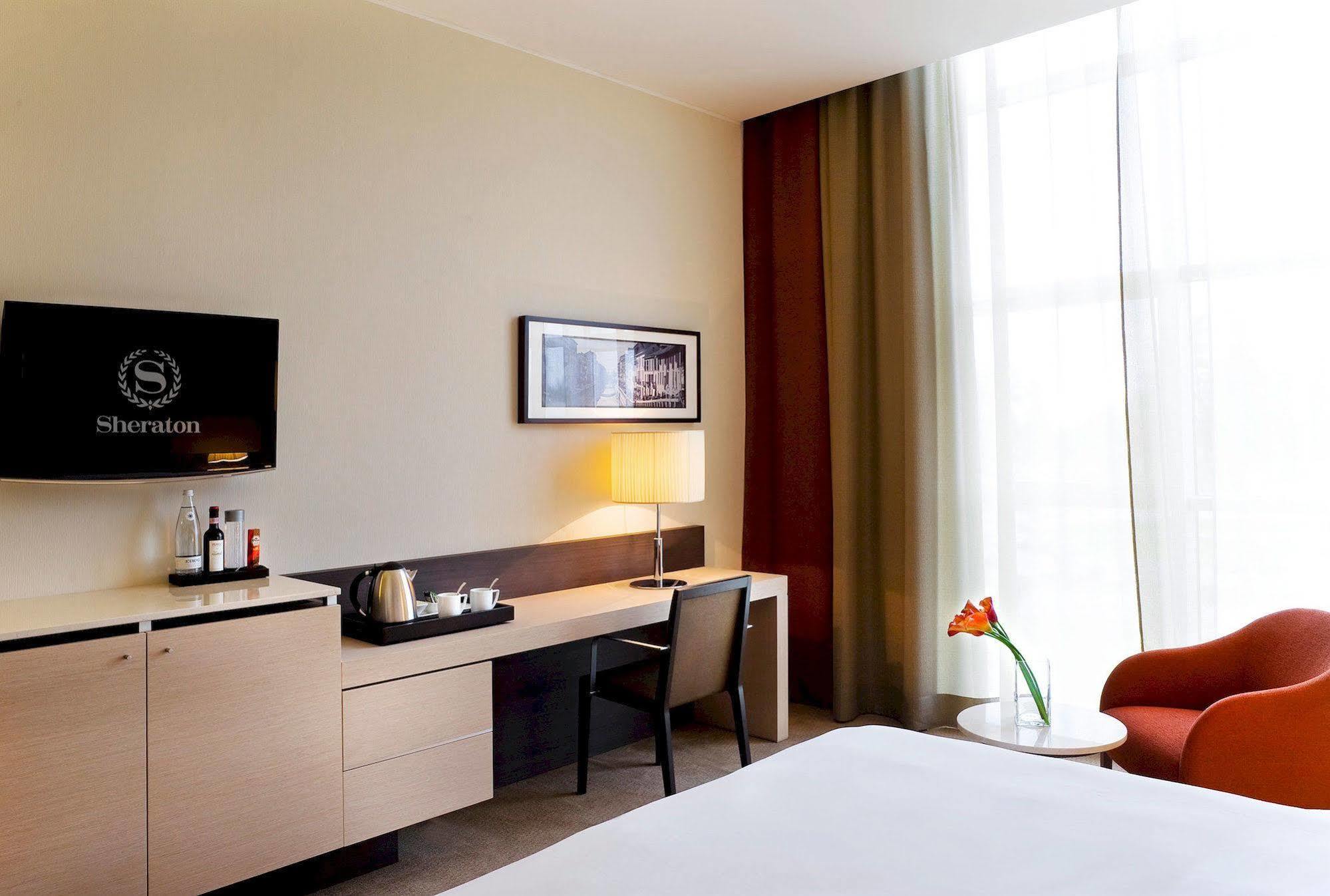 Sheraton Milan Malpensa Airport Hotel & Conference Centre Ferno Esterno foto